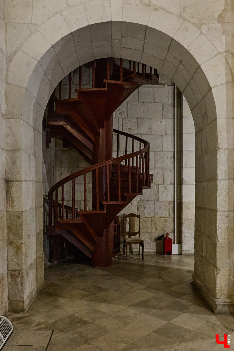 Дмитриевский собор можно разглядывать часами, размышляя над теориями происхождения символов. Но нельзя оставлять без внимания и его интерьер! Каким был собор при Всеволоде Большое Гнездо, точно неизвестно, поэтому «Ключ-Медиа» предложил историку и блогеру Ольге Журавлевой немного порассуждать на эту тему в стенах белокаменной постройки.