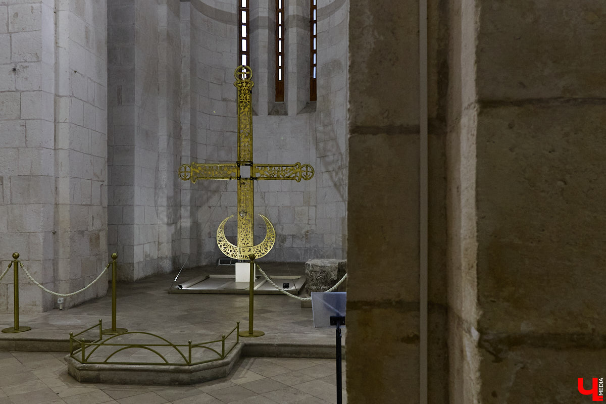 Дмитриевский собор можно разглядывать часами, размышляя над теориями происхождения символов. Но нельзя оставлять без внимания и его интерьер! Каким был собор при Всеволоде Большое Гнездо, точно неизвестно, поэтому «Ключ-Медиа» предложил историку и блогеру Ольге Журавлевой немного порассуждать на эту тему в стенах белокаменной постройки.