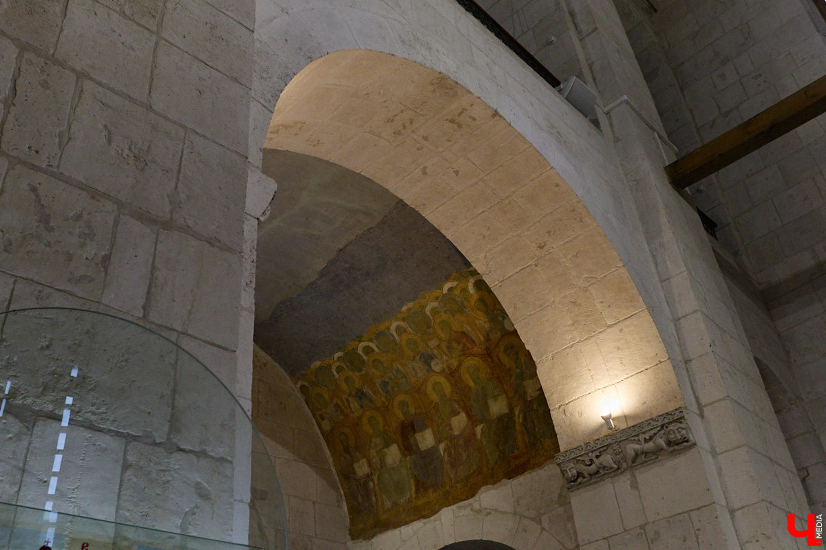 Дмитриевский собор можно разглядывать часами, размышляя над теориями происхождения символов. Но нельзя оставлять без внимания и его интерьер! Каким был собор при Всеволоде Большое Гнездо, точно неизвестно, поэтому «Ключ-Медиа» предложил историку и блогеру Ольге Журавлевой немного порассуждать на эту тему в стенах белокаменной постройки.