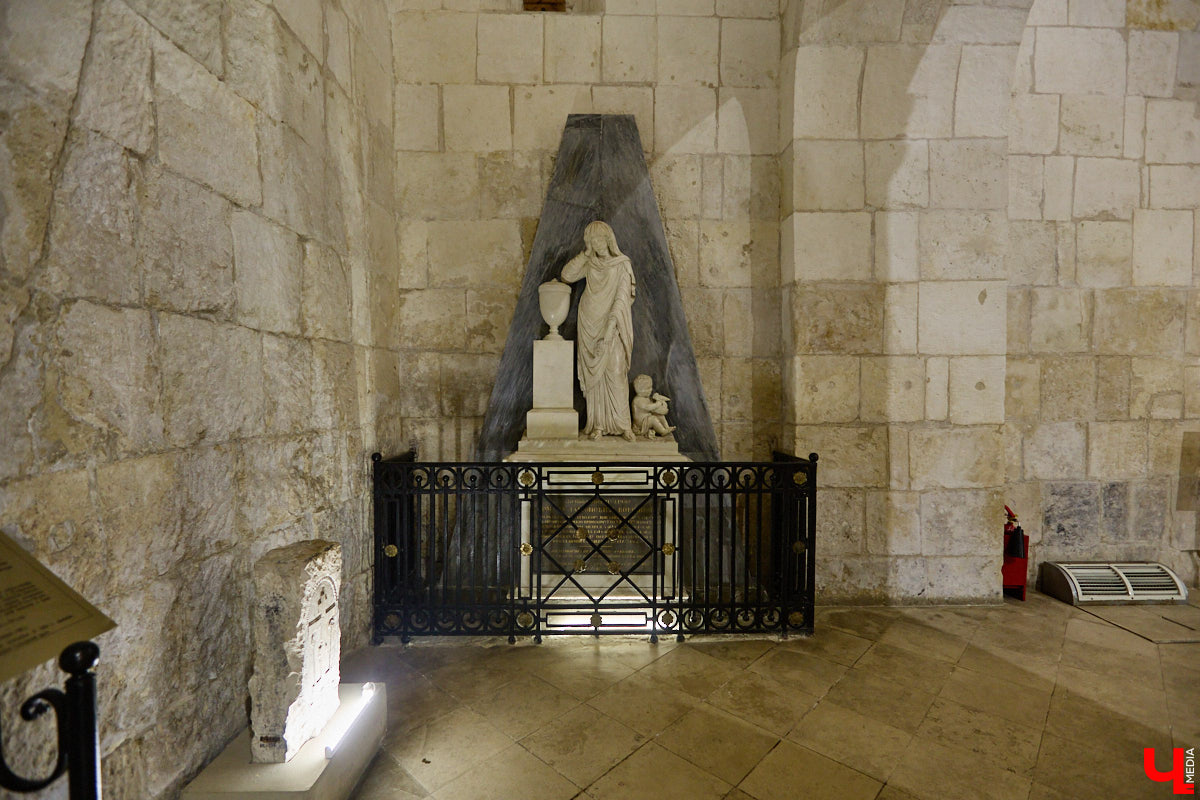 Дмитриевский собор можно разглядывать часами, размышляя над теориями происхождения символов. Но нельзя оставлять без внимания и его интерьер! Каким был собор при Всеволоде Большое Гнездо, точно неизвестно, поэтому «Ключ-Медиа» предложил историку и блогеру Ольге Журавлевой немного порассуждать на эту тему в стенах белокаменной постройки.