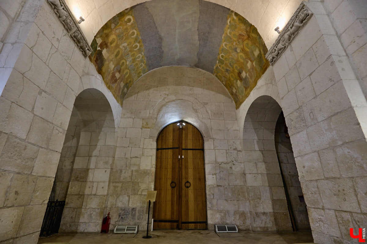 Дмитриевский собор можно разглядывать часами, размышляя над теориями происхождения символов. Но нельзя оставлять без внимания и его интерьер! Каким был собор при Всеволоде Большое Гнездо, точно неизвестно, поэтому «Ключ-Медиа» предложил историку и блогеру Ольге Журавлевой немного порассуждать на эту тему в стенах белокаменной постройки.