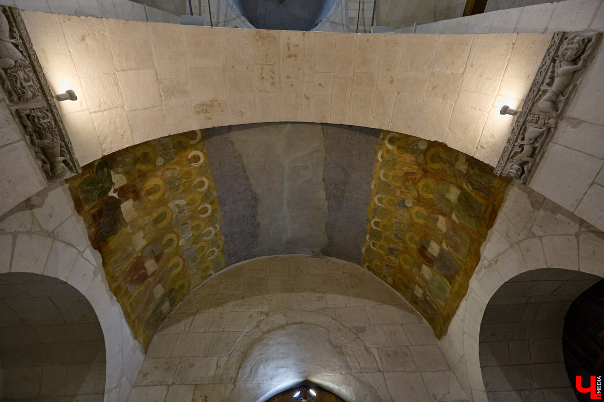 Дмитриевский собор можно разглядывать часами, размышляя над теориями происхождения символов. Но нельзя оставлять без внимания и его интерьер! Каким был собор при Всеволоде Большое Гнездо, точно неизвестно, поэтому «Ключ-Медиа» предложил историку и блогеру Ольге Журавлевой немного порассуждать на эту тему в стенах белокаменной постройки.