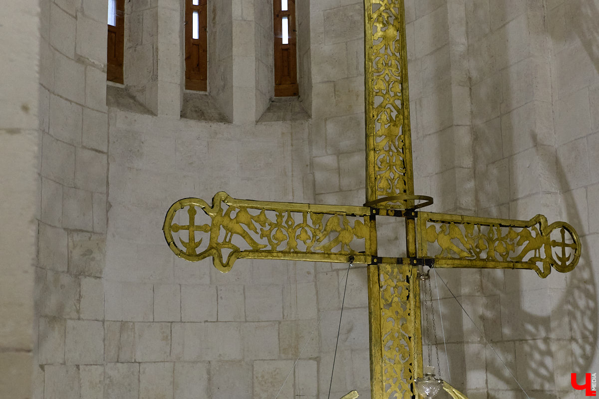 Дмитриевский собор можно разглядывать часами, размышляя над теориями происхождения символов. Но нельзя оставлять без внимания и его интерьер! Каким был собор при Всеволоде Большое Гнездо, точно неизвестно, поэтому «Ключ-Медиа» предложил историку и блогеру Ольге Журавлевой немного порассуждать на эту тему в стенах белокаменной постройки.