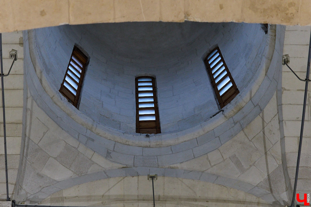 Дмитриевский собор можно разглядывать часами, размышляя над теориями происхождения символов. Но нельзя оставлять без внимания и его интерьер! Каким был собор при Всеволоде Большое Гнездо, точно неизвестно, поэтому «Ключ-Медиа» предложил историку и блогеру Ольге Журавлевой немного порассуждать на эту тему в стенах белокаменной постройки.