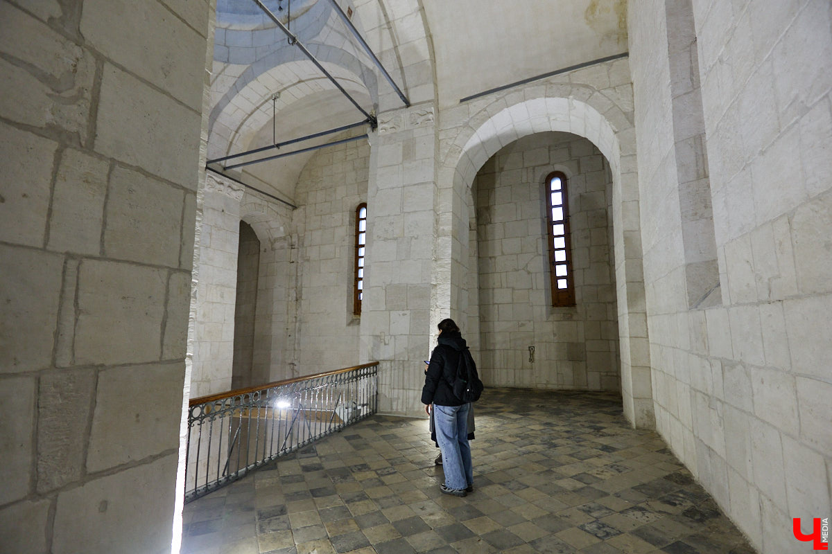 Дмитриевский собор можно разглядывать часами, размышляя над теориями происхождения символов. Но нельзя оставлять без внимания и его интерьер! Каким был собор при Всеволоде Большое Гнездо, точно неизвестно, поэтому «Ключ-Медиа» предложил историку и блогеру Ольге Журавлевой немного порассуждать на эту тему в стенах белокаменной постройки.