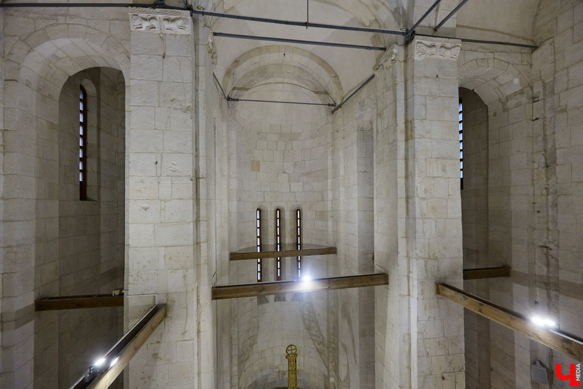 Дмитриевский собор можно разглядывать часами, размышляя над теориями происхождения символов. Но нельзя оставлять без внимания и его интерьер! Каким был собор при Всеволоде Большое Гнездо, точно неизвестно, поэтому «Ключ-Медиа» предложил историку и блогеру Ольге Журавлевой немного порассуждать на эту тему в стенах белокаменной постройки.