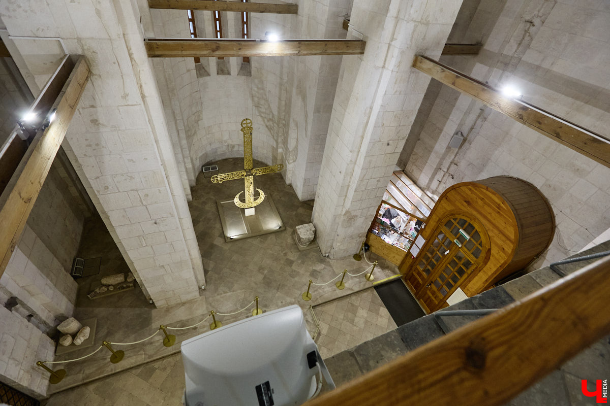 Дмитриевский собор можно разглядывать часами, размышляя над теориями происхождения символов. Но нельзя оставлять без внимания и его интерьер! Каким был собор при Всеволоде Большое Гнездо, точно неизвестно, поэтому «Ключ-Медиа» предложил историку и блогеру Ольге Журавлевой немного порассуждать на эту тему в стенах белокаменной постройки.