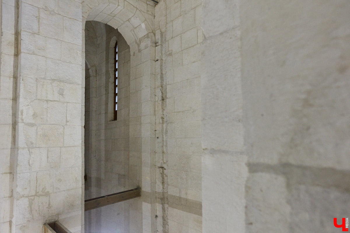 Дмитриевский собор можно разглядывать часами, размышляя над теориями происхождения символов. Но нельзя оставлять без внимания и его интерьер! Каким был собор при Всеволоде Большое Гнездо, точно неизвестно, поэтому «Ключ-Медиа» предложил историку и блогеру Ольге Журавлевой немного порассуждать на эту тему в стенах белокаменной постройки.