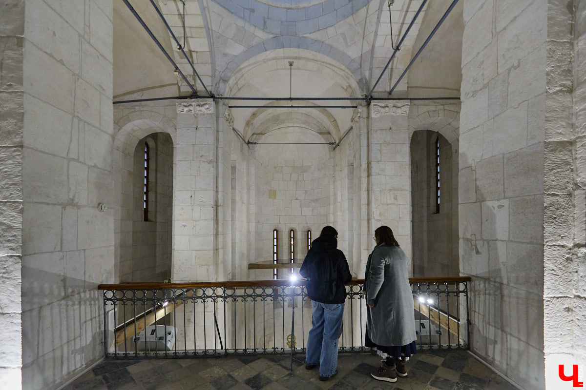 Дмитриевский собор можно разглядывать часами, размышляя над теориями происхождения символов. Но нельзя оставлять без внимания и его интерьер! Каким был собор при Всеволоде Большое Гнездо, точно неизвестно, поэтому «Ключ-Медиа» предложил историку и блогеру Ольге Журавлевой немного порассуждать на эту тему в стенах белокаменной постройки.