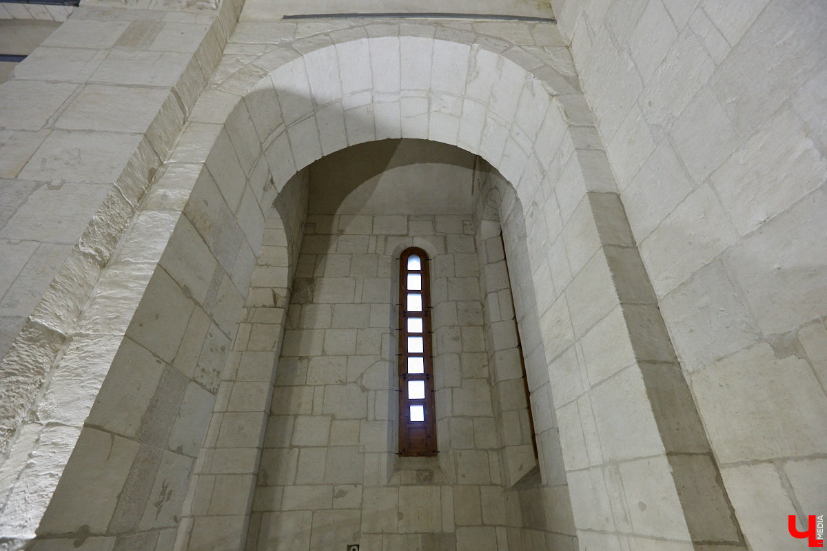 Дмитриевский собор можно разглядывать часами, размышляя над теориями происхождения символов. Но нельзя оставлять без внимания и его интерьер! Каким был собор при Всеволоде Большое Гнездо, точно неизвестно, поэтому «Ключ-Медиа» предложил историку и блогеру Ольге Журавлевой немного порассуждать на эту тему в стенах белокаменной постройки.