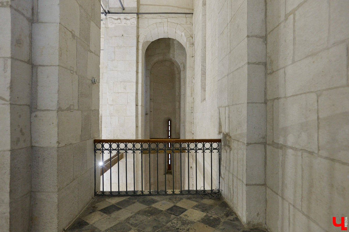 Дмитриевский собор можно разглядывать часами, размышляя над теориями происхождения символов. Но нельзя оставлять без внимания и его интерьер! Каким был собор при Всеволоде Большое Гнездо, точно неизвестно, поэтому «Ключ-Медиа» предложил историку и блогеру Ольге Журавлевой немного порассуждать на эту тему в стенах белокаменной постройки.