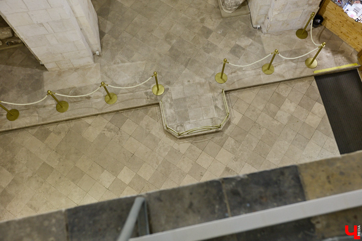 Дмитриевский собор можно разглядывать часами, размышляя над теориями происхождения символов. Но нельзя оставлять без внимания и его интерьер! Каким был собор при Всеволоде Большое Гнездо, точно неизвестно, поэтому «Ключ-Медиа» предложил историку и блогеру Ольге Журавлевой немного порассуждать на эту тему в стенах белокаменной постройки.