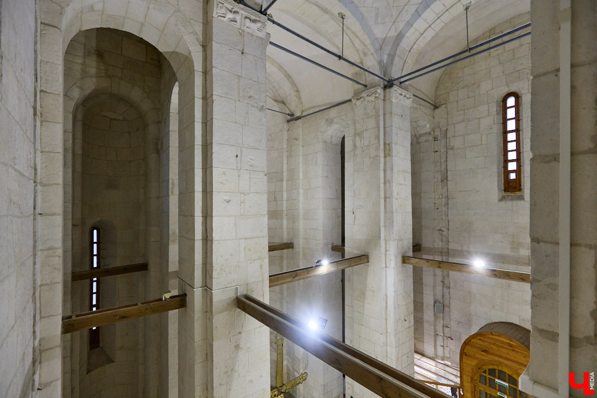 Дмитриевский собор можно разглядывать часами, размышляя над теориями происхождения символов. Но нельзя оставлять без внимания и его интерьер! Каким был собор при Всеволоде Большое Гнездо, точно неизвестно, поэтому «Ключ-Медиа» предложил историку и блогеру Ольге Журавлевой немного порассуждать на эту тему в стенах белокаменной постройки.