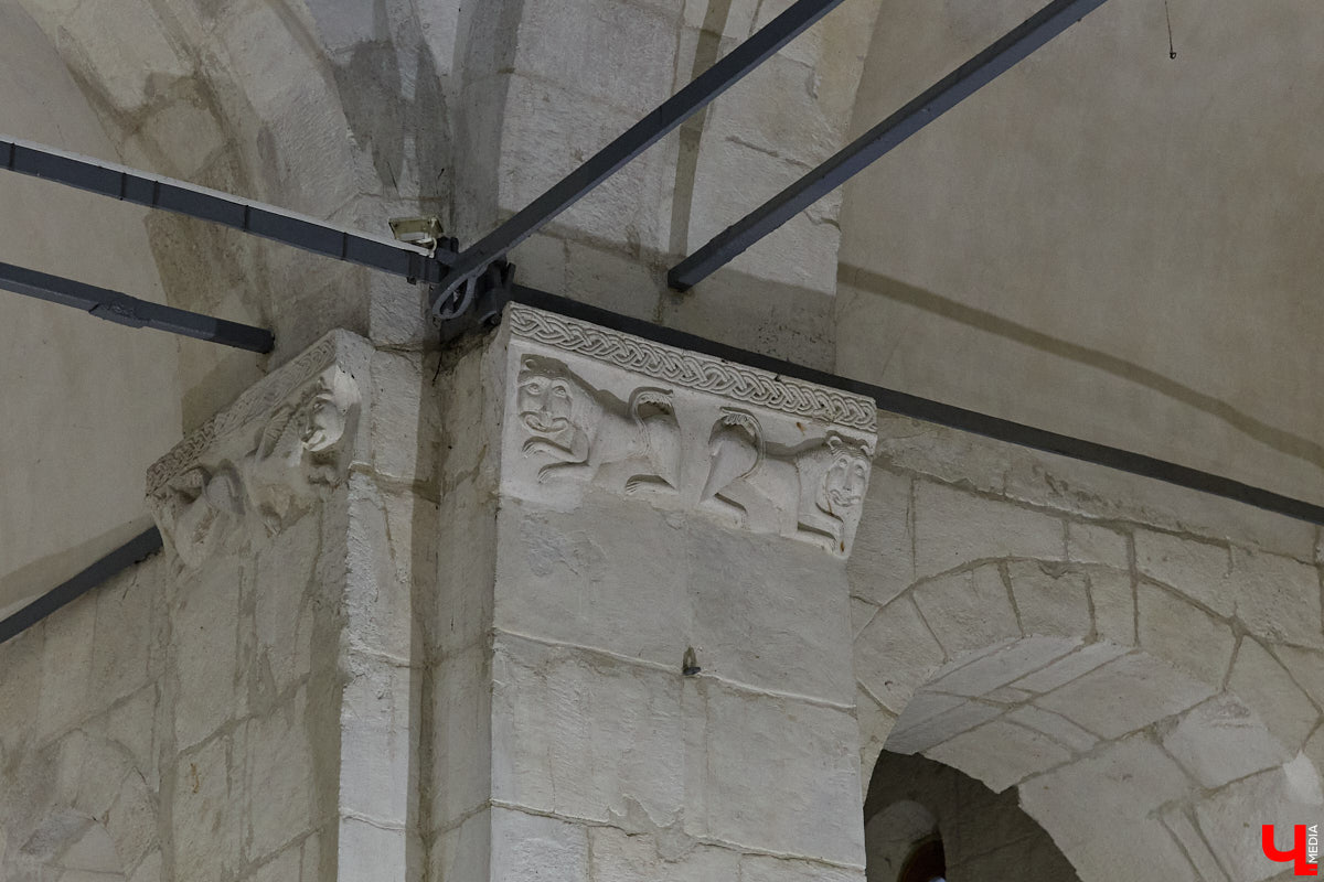 Дмитриевский собор можно разглядывать часами, размышляя над теориями происхождения символов. Но нельзя оставлять без внимания и его интерьер! Каким был собор при Всеволоде Большое Гнездо, точно неизвестно, поэтому «Ключ-Медиа» предложил историку и блогеру Ольге Журавлевой немного порассуждать на эту тему в стенах белокаменной постройки.