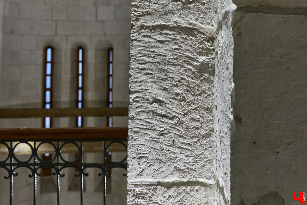 Дмитриевский собор можно разглядывать часами, размышляя над теориями происхождения символов. Но нельзя оставлять без внимания и его интерьер! Каким был собор при Всеволоде Большое Гнездо, точно неизвестно, поэтому «Ключ-Медиа» предложил историку и блогеру Ольге Журавлевой немного порассуждать на эту тему в стенах белокаменной постройки.