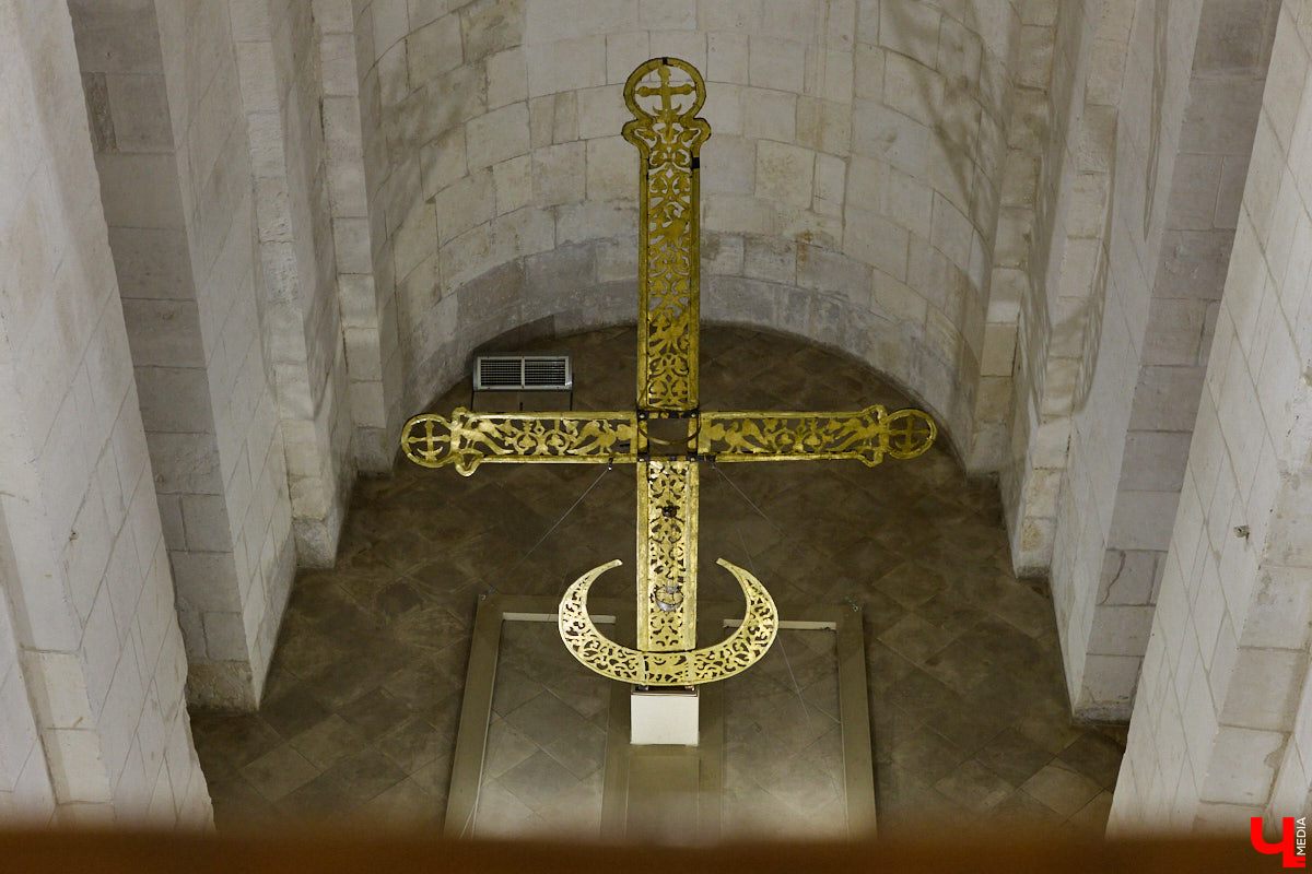 Дмитриевский собор можно разглядывать часами, размышляя над теориями происхождения символов. Но нельзя оставлять без внимания и его интерьер! Каким был собор при Всеволоде Большое Гнездо, точно неизвестно, поэтому «Ключ-Медиа» предложил историку и блогеру Ольге Журавлевой немного порассуждать на эту тему в стенах белокаменной постройки.