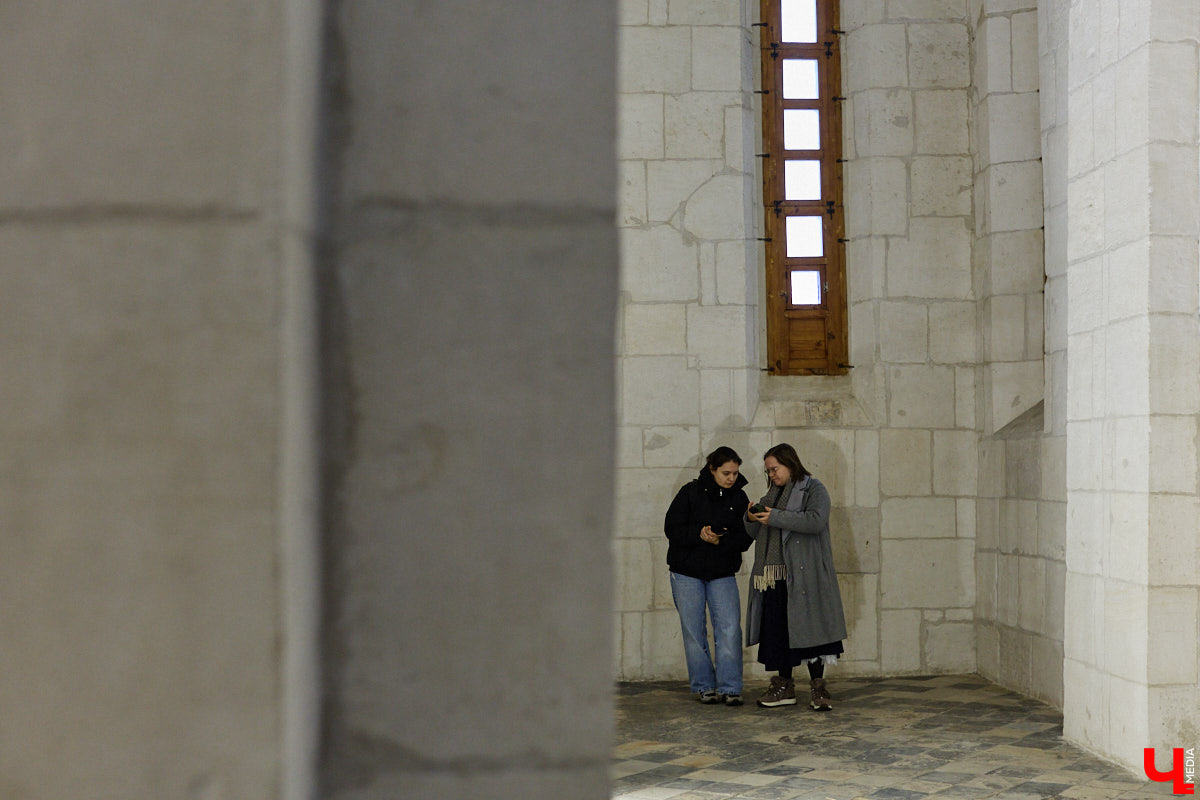 Дмитриевский собор можно разглядывать часами, размышляя над теориями происхождения символов. Но нельзя оставлять без внимания и его интерьер! Каким был собор при Всеволоде Большое Гнездо, точно неизвестно, поэтому «Ключ-Медиа» предложил историку и блогеру Ольге Журавлевой немного порассуждать на эту тему в стенах белокаменной постройки.