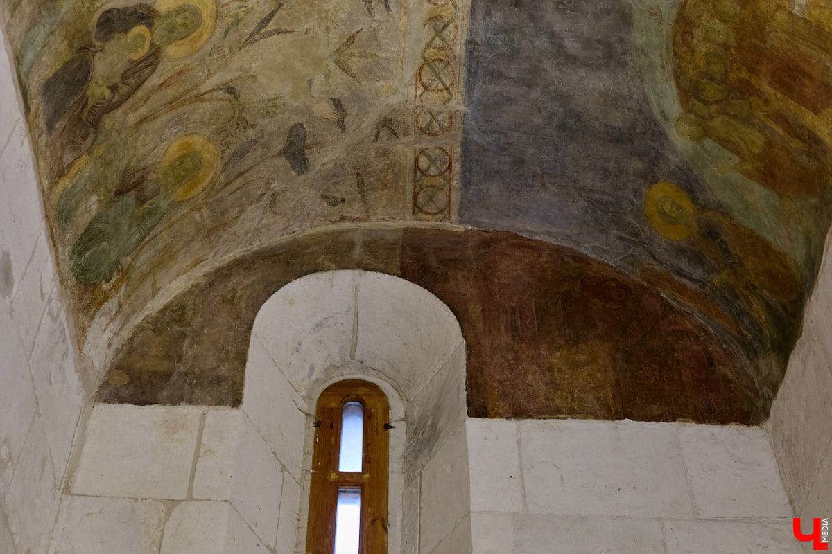 Дмитриевский собор можно разглядывать часами, размышляя над теориями происхождения символов. Но нельзя оставлять без внимания и его интерьер! Каким был собор при Всеволоде Большое Гнездо, точно неизвестно, поэтому «Ключ-Медиа» предложил историку и блогеру Ольге Журавлевой немного порассуждать на эту тему в стенах белокаменной постройки.