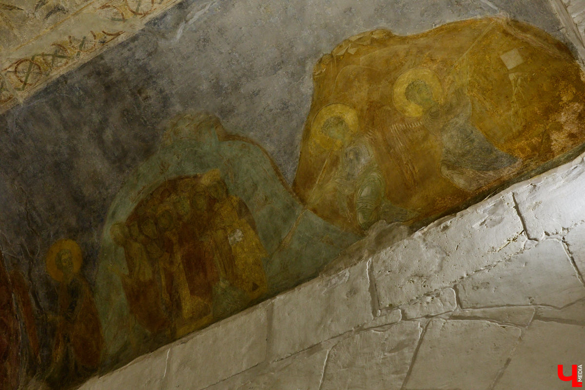 Дмитриевский собор можно разглядывать часами, размышляя над теориями происхождения символов. Но нельзя оставлять без внимания и его интерьер! Каким был собор при Всеволоде Большое Гнездо, точно неизвестно, поэтому «Ключ-Медиа» предложил историку и блогеру Ольге Журавлевой немного порассуждать на эту тему в стенах белокаменной постройки.