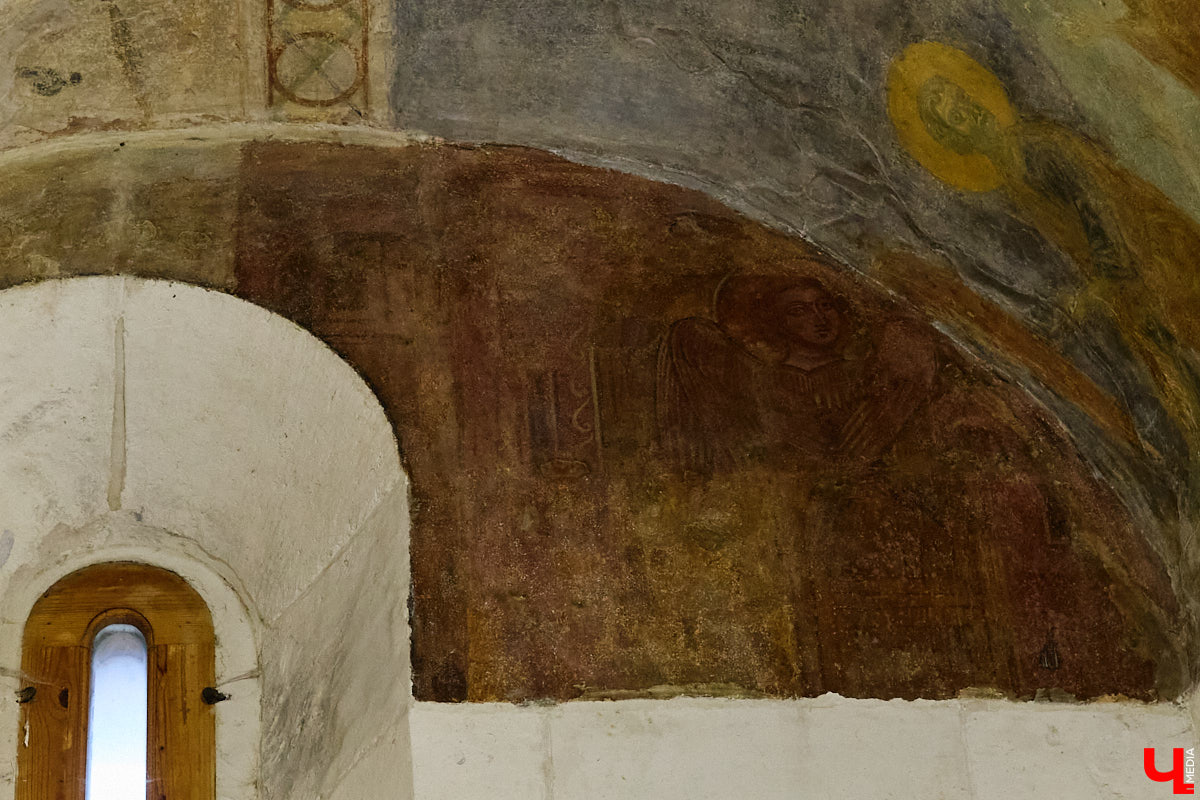 Дмитриевский собор можно разглядывать часами, размышляя над теориями происхождения символов. Но нельзя оставлять без внимания и его интерьер! Каким был собор при Всеволоде Большое Гнездо, точно неизвестно, поэтому «Ключ-Медиа» предложил историку и блогеру Ольге Журавлевой немного порассуждать на эту тему в стенах белокаменной постройки.