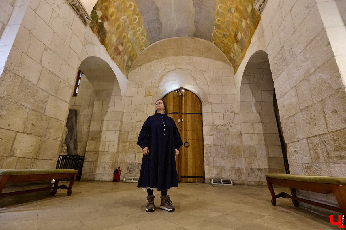 Дмитриевский собор можно разглядывать часами, размышляя над теориями происхождения символов. Но нельзя оставлять без внимания и его интерьер! Каким был собор при Всеволоде Большое Гнездо, точно неизвестно, поэтому «Ключ-Медиа» предложил историку и блогеру Ольге Журавлевой немного порассуждать на эту тему в стенах белокаменной постройки.