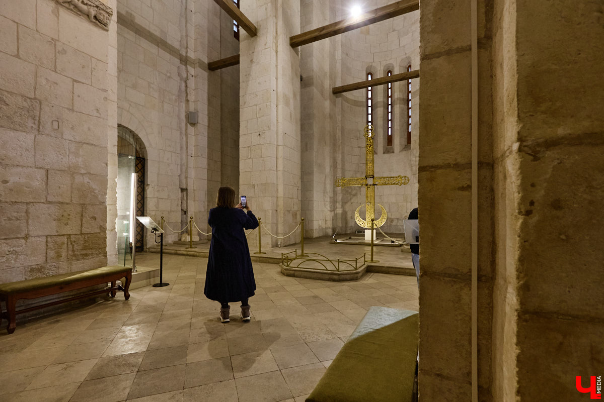 Дмитриевский собор можно разглядывать часами, размышляя над теориями происхождения символов. Но нельзя оставлять без внимания и его интерьер! Каким был собор при Всеволоде Большое Гнездо, точно неизвестно, поэтому «Ключ-Медиа» предложил историку и блогеру Ольге Журавлевой немного порассуждать на эту тему в стенах белокаменной постройки.