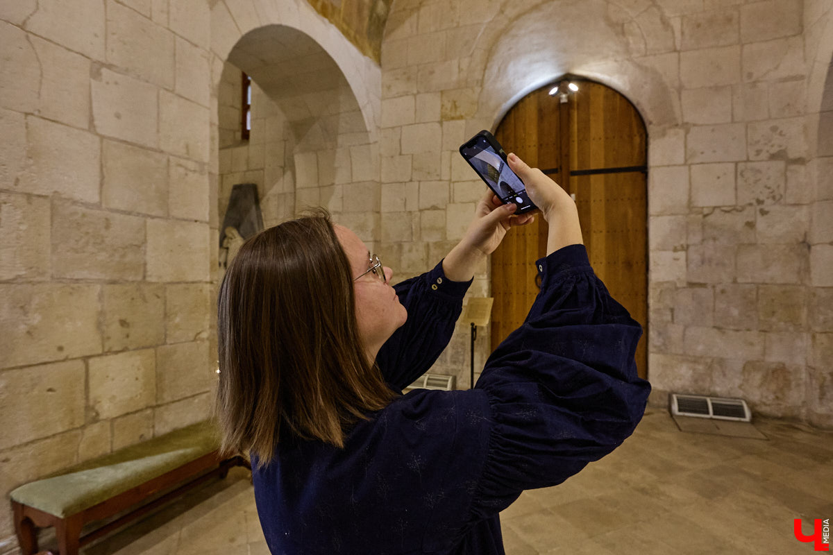 Дмитриевский собор можно разглядывать часами, размышляя над теориями происхождения символов. Но нельзя оставлять без внимания и его интерьер! Каким был собор при Всеволоде Большое Гнездо, точно неизвестно, поэтому «Ключ-Медиа» предложил историку и блогеру Ольге Журавлевой немного порассуждать на эту тему в стенах белокаменной постройки.