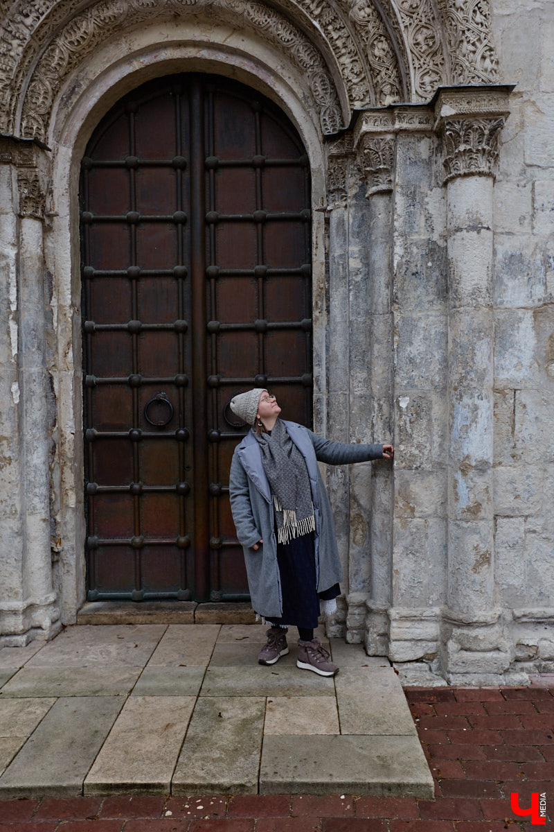 Дмитриевский собор можно разглядывать часами, размышляя над теориями происхождения символов. Но нельзя оставлять без внимания и его интерьер! Каким был собор при Всеволоде Большое Гнездо, точно неизвестно, поэтому «Ключ-Медиа» предложил историку и блогеру Ольге Журавлевой немного порассуждать на эту тему в стенах белокаменной постройки.