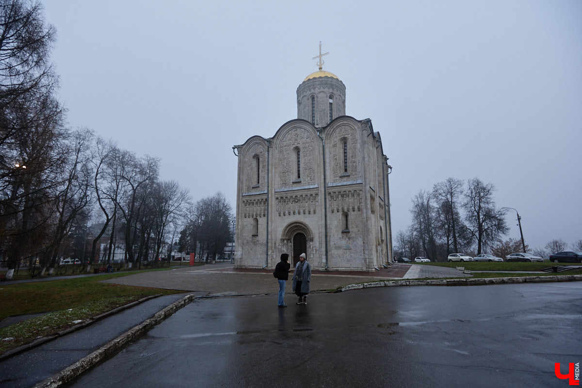 Дмитриевский собор можно разглядывать часами, размышляя над теориями происхождения символов. Но нельзя оставлять без внимания и его интерьер! Каким был собор при Всеволоде Большое Гнездо, точно неизвестно, поэтому «Ключ-Медиа» предложил историку и блогеру Ольге Журавлевой немного порассуждать на эту тему в стенах белокаменной постройки.