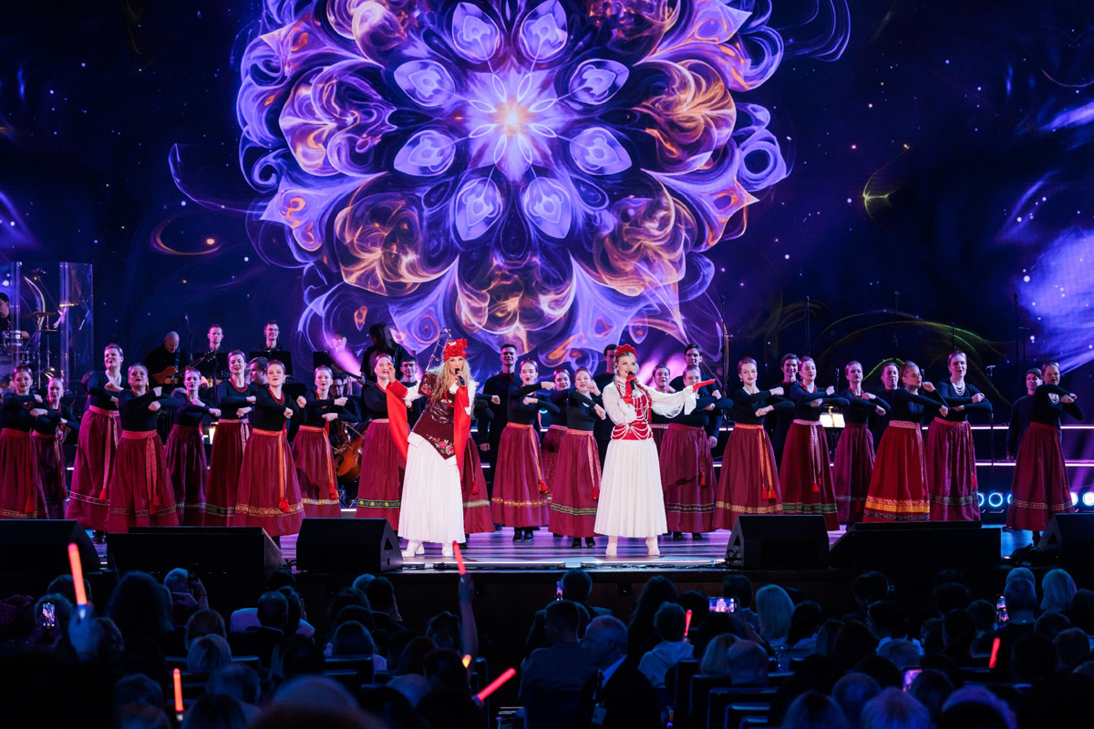 Гала-концерт в Москве популярного вокального шоу «Ну-ка, все вместе!» открыла «русская народная мафия» из Владимира. Так Сергей Лазарев назвал коллектив областного музыкального колледжа имени А. П. Бородина. Наши ребята не только исполнили свою песню, но и сопровождали остальных участников первого отделения: звездных экспертов и лучших артистов сольных сезонов. Как это было — читайте в нашей статье.