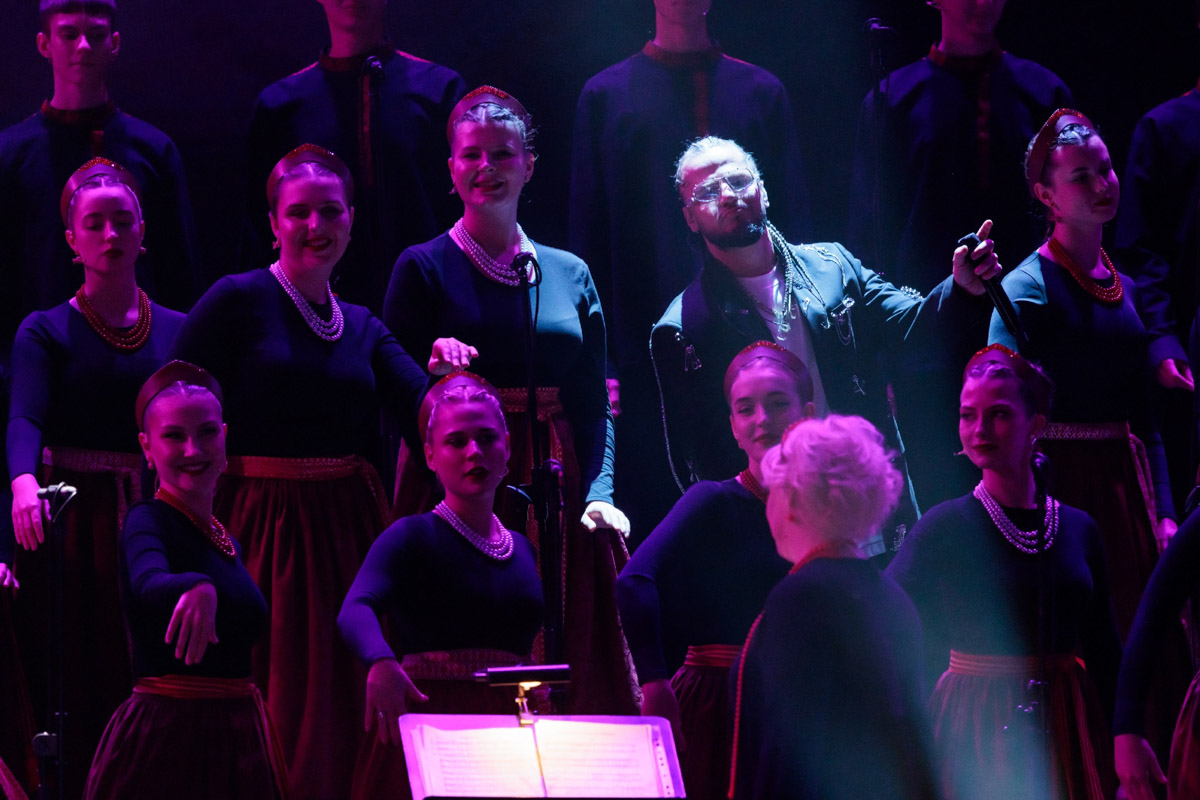 Гала-концерт в Москве популярного вокального шоу «Ну-ка, все вместе!» открыла «русская народная мафия» из Владимира. Так Сергей Лазарев назвал коллектив областного музыкального колледжа имени А. П. Бородина. Наши ребята не только исполнили свою песню, но и сопровождали остальных участников первого отделения: звездных экспертов и лучших артистов сольных сезонов. Как это было — читайте в нашей статье.