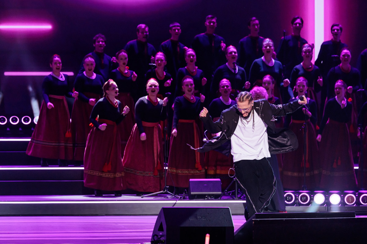 Гала-концерт в Москве популярного вокального шоу «Ну-ка, все вместе!» открыла «русская народная мафия» из Владимира. Так Сергей Лазарев назвал коллектив областного музыкального колледжа имени А. П. Бородина. Наши ребята не только исполнили свою песню, но и сопровождали остальных участников первого отделения: звездных экспертов и лучших артистов сольных сезонов. Как это было — читайте в нашей статье.