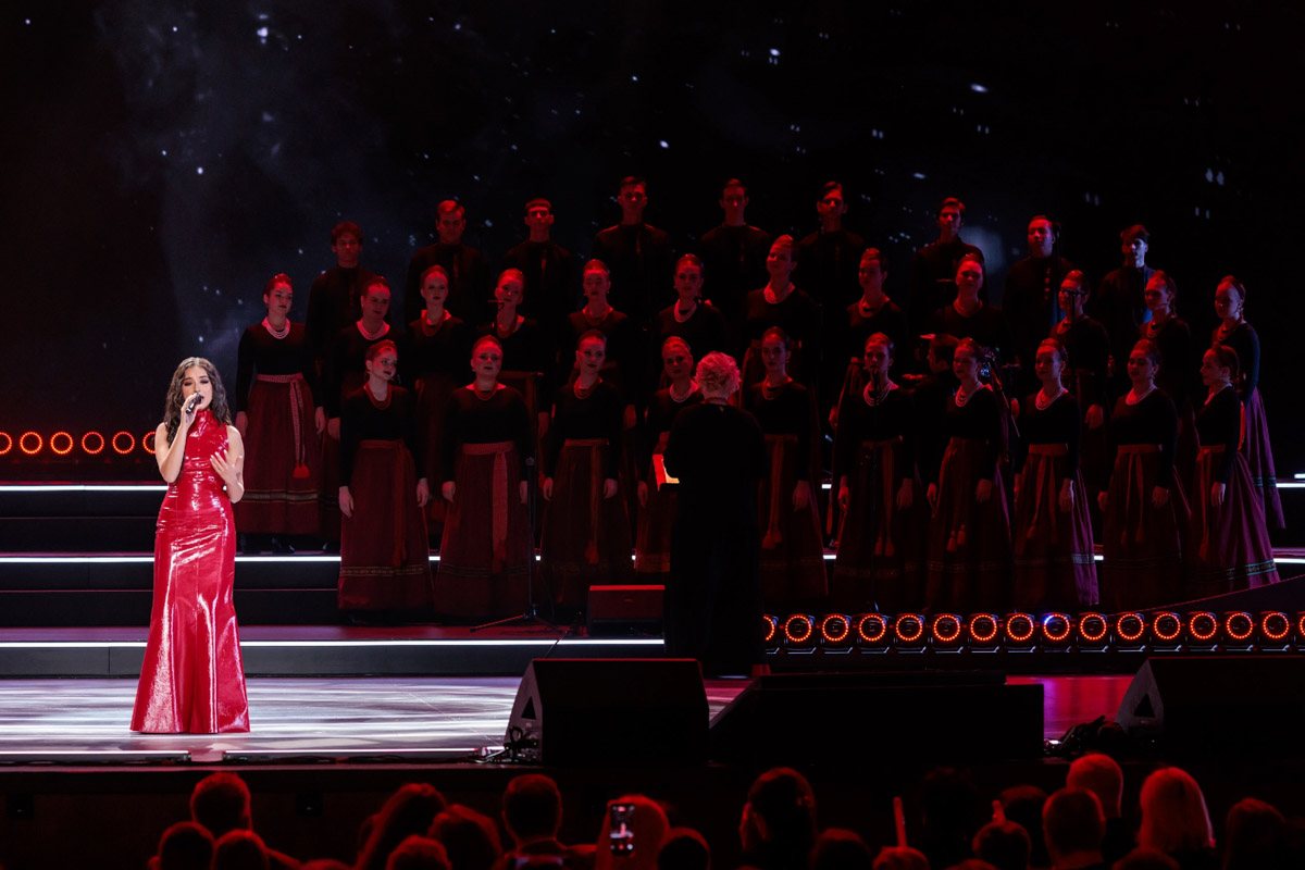 Гала-концерт в Москве популярного вокального шоу «Ну-ка, все вместе!» открыла «русская народная мафия» из Владимира. Так Сергей Лазарев назвал коллектив областного музыкального колледжа имени А. П. Бородина. Наши ребята не только исполнили свою песню, но и сопровождали остальных участников первого отделения: звездных экспертов и лучших артистов сольных сезонов. Как это было — читайте в нашей статье.