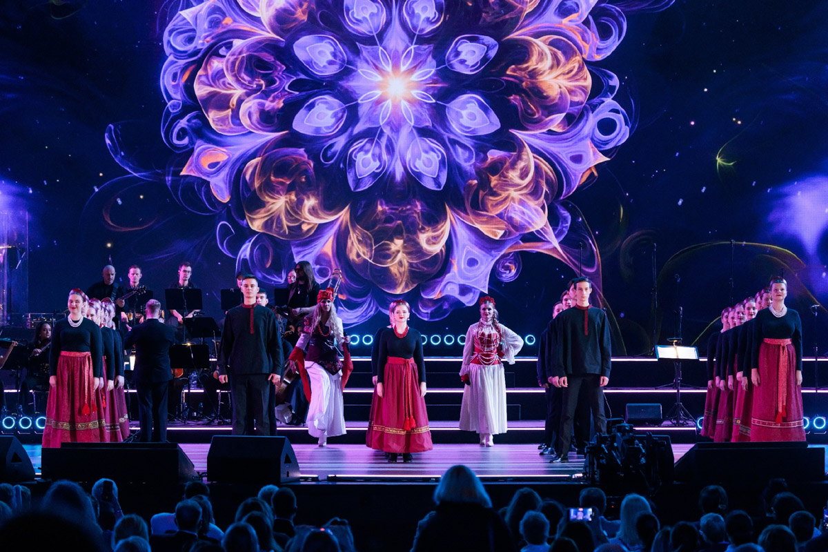 Гала-концерт в Москве популярного вокального шоу «Ну-ка, все вместе!» открыла «русская народная мафия» из Владимира. Так Сергей Лазарев назвал коллектив областного музыкального колледжа имени А. П. Бородина. Наши ребята не только исполнили свою песню, но и сопровождали остальных участников первого отделения: звездных экспертов и лучших артистов сольных сезонов. Как это было — читайте в нашей статье.