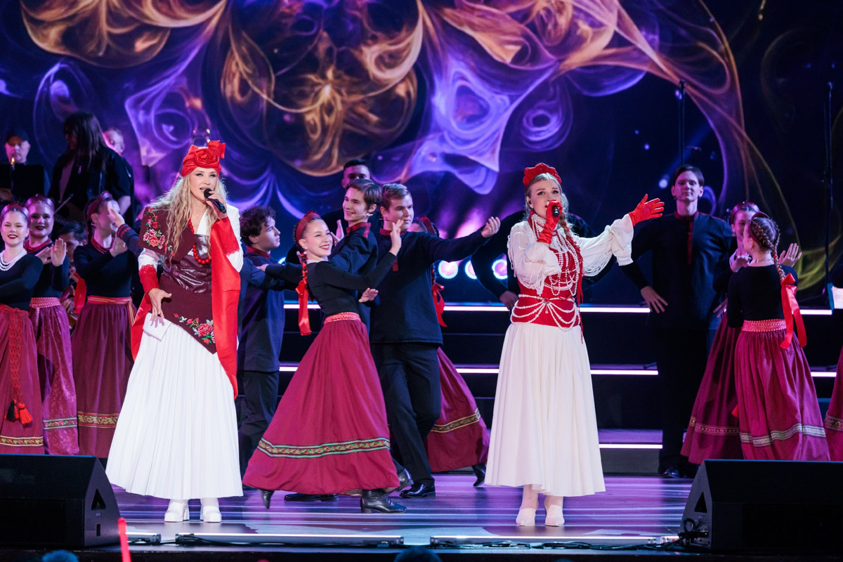 Гала-концерт в Москве популярного вокального шоу «Ну-ка, все вместе!» открыла «русская народная мафия» из Владимира. Так Сергей Лазарев назвал коллектив областного музыкального колледжа имени А. П. Бородина. Наши ребята не только исполнили свою песню, но и сопровождали остальных участников первого отделения: звездных экспертов и лучших артистов сольных сезонов. Как это было — читайте в нашей статье.