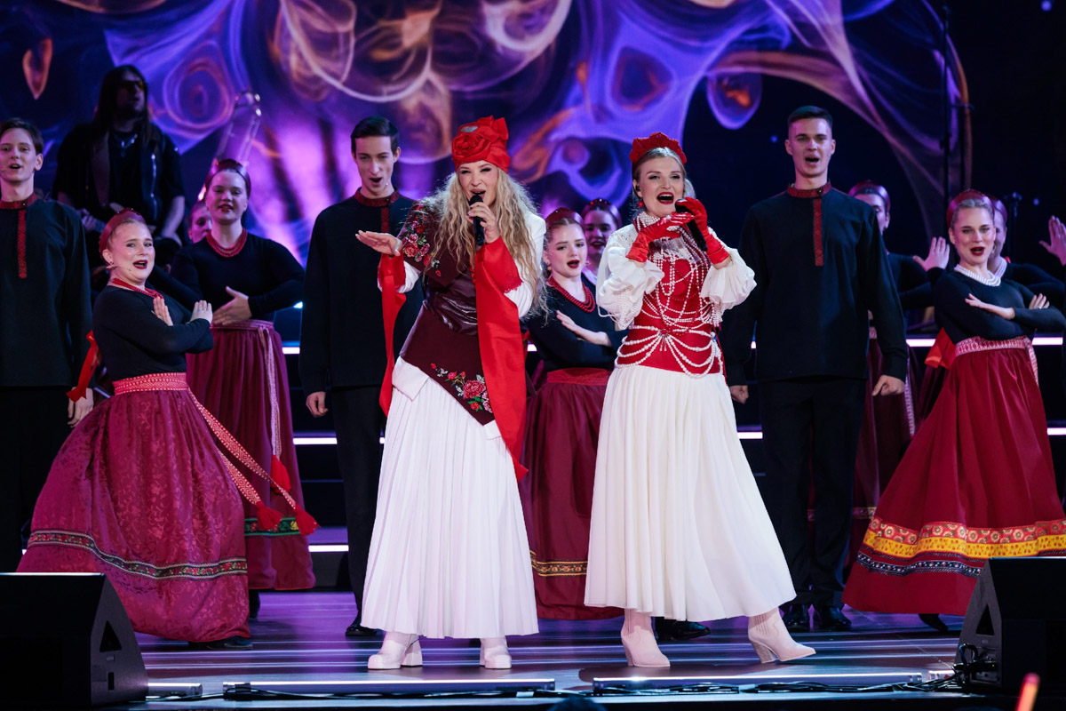 Гала-концерт в Москве популярного вокального шоу «Ну-ка, все вместе!» открыла «русская народная мафия» из Владимира. Так Сергей Лазарев назвал коллектив областного музыкального колледжа имени А. П. Бородина. Наши ребята не только исполнили свою песню, но и сопровождали остальных участников первого отделения: звездных экспертов и лучших артистов сольных сезонов. Как это было — читайте в нашей статье.