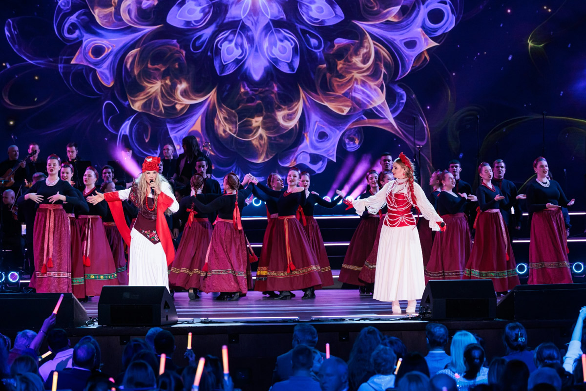 Гала-концерт в Москве популярного вокального шоу «Ну-ка, все вместе!» открыла «русская народная мафия» из Владимира. Так Сергей Лазарев назвал коллектив областного музыкального колледжа имени А. П. Бородина. Наши ребята не только исполнили свою песню, но и сопровождали остальных участников первого отделения: звездных экспертов и лучших артистов сольных сезонов. Как это было — читайте в нашей статье.