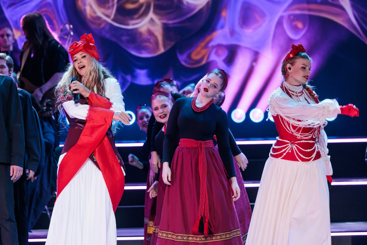 Гала-концерт в Москве популярного вокального шоу «Ну-ка, все вместе!» открыла «русская народная мафия» из Владимира. Так Сергей Лазарев назвал коллектив областного музыкального колледжа имени А. П. Бородина. Наши ребята не только исполнили свою песню, но и сопровождали остальных участников первого отделения: звездных экспертов и лучших артистов сольных сезонов. Как это было — читайте в нашей статье.