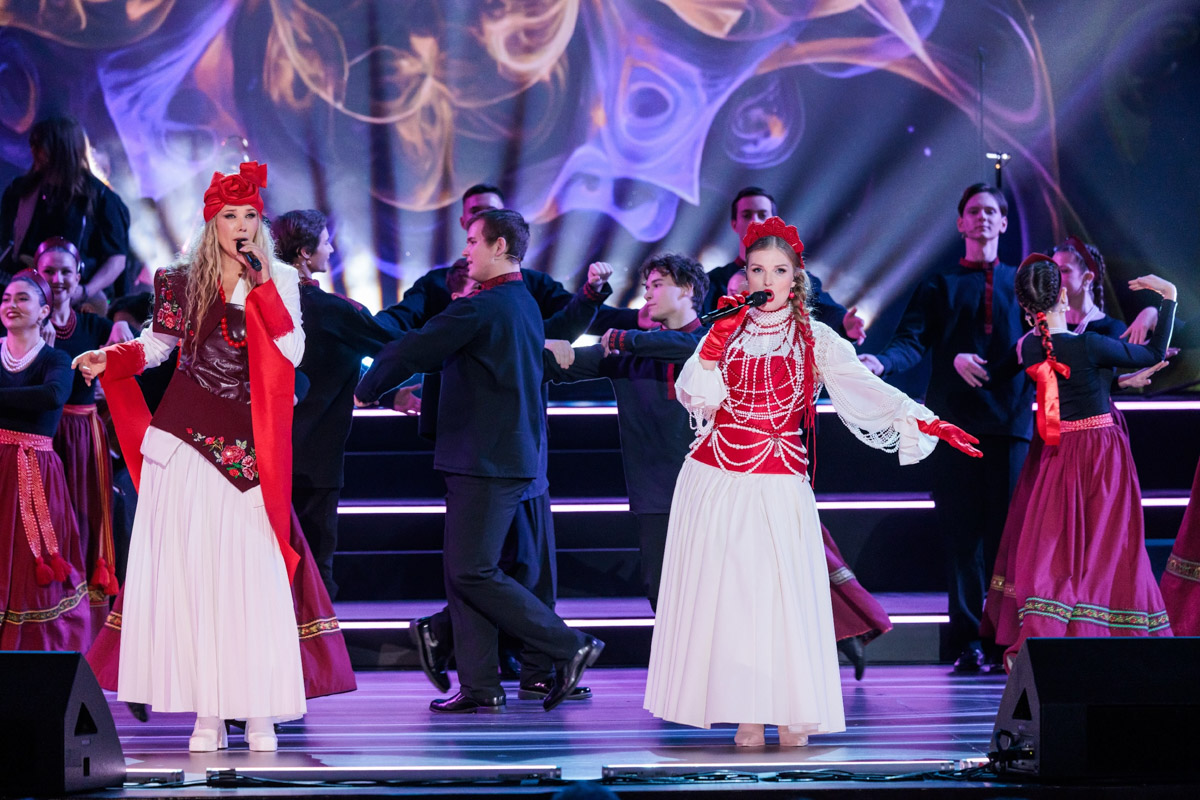 Гала-концерт в Москве популярного вокального шоу «Ну-ка, все вместе!» открыла «русская народная мафия» из Владимира. Так Сергей Лазарев назвал коллектив областного музыкального колледжа имени А. П. Бородина. Наши ребята не только исполнили свою песню, но и сопровождали остальных участников первого отделения: звездных экспертов и лучших артистов сольных сезонов. Как это было — читайте в нашей статье.