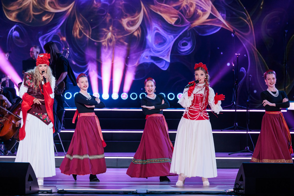 Гала-концерт в Москве популярного вокального шоу «Ну-ка, все вместе!» открыла «русская народная мафия» из Владимира. Так Сергей Лазарев назвал коллектив областного музыкального колледжа имени А. П. Бородина. Наши ребята не только исполнили свою песню, но и сопровождали остальных участников первого отделения: звездных экспертов и лучших артистов сольных сезонов. Как это было — читайте в нашей статье.