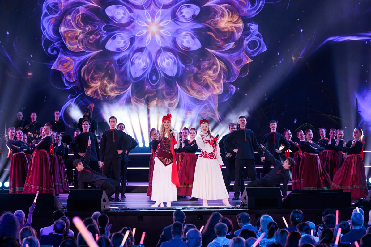 Гала-концерт в Москве популярного вокального шоу «Ну-ка, все вместе!» открыла «русская народная мафия» из Владимира. Так Сергей Лазарев назвал коллектив областного музыкального колледжа имени А. П. Бородина. Наши ребята не только исполнили свою песню, но и сопровождали остальных участников первого отделения: звездных экспертов и лучших артистов сольных сезонов. Как это было — читайте в нашей статье.