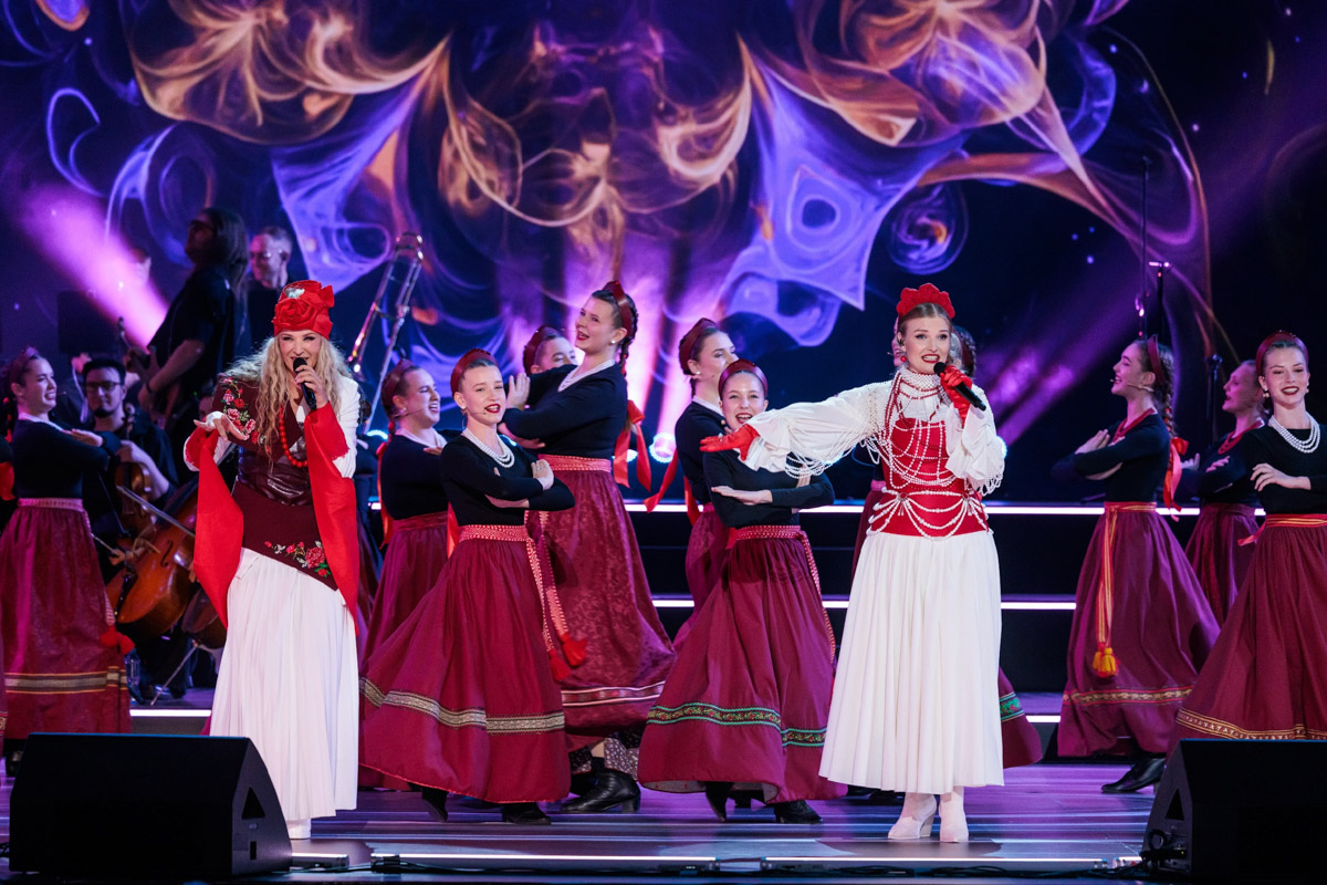 Гала-концерт в Москве популярного вокального шоу «Ну-ка, все вместе!» открыла «русская народная мафия» из Владимира. Так Сергей Лазарев назвал коллектив областного музыкального колледжа имени А. П. Бородина. Наши ребята не только исполнили свою песню, но и сопровождали остальных участников первого отделения: звездных экспертов и лучших артистов сольных сезонов. Как это было — читайте в нашей статье.