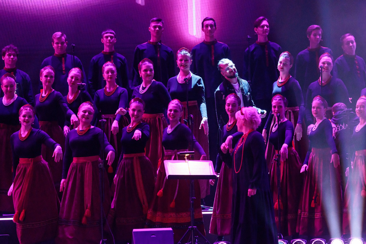 Гала-концерт в Москве популярного вокального шоу «Ну-ка, все вместе!» открыла «русская народная мафия» из Владимира. Так Сергей Лазарев назвал коллектив областного музыкального колледжа имени А. П. Бородина. Наши ребята не только исполнили свою песню, но и сопровождали остальных участников первого отделения: звездных экспертов и лучших артистов сольных сезонов. Как это было — читайте в нашей статье.