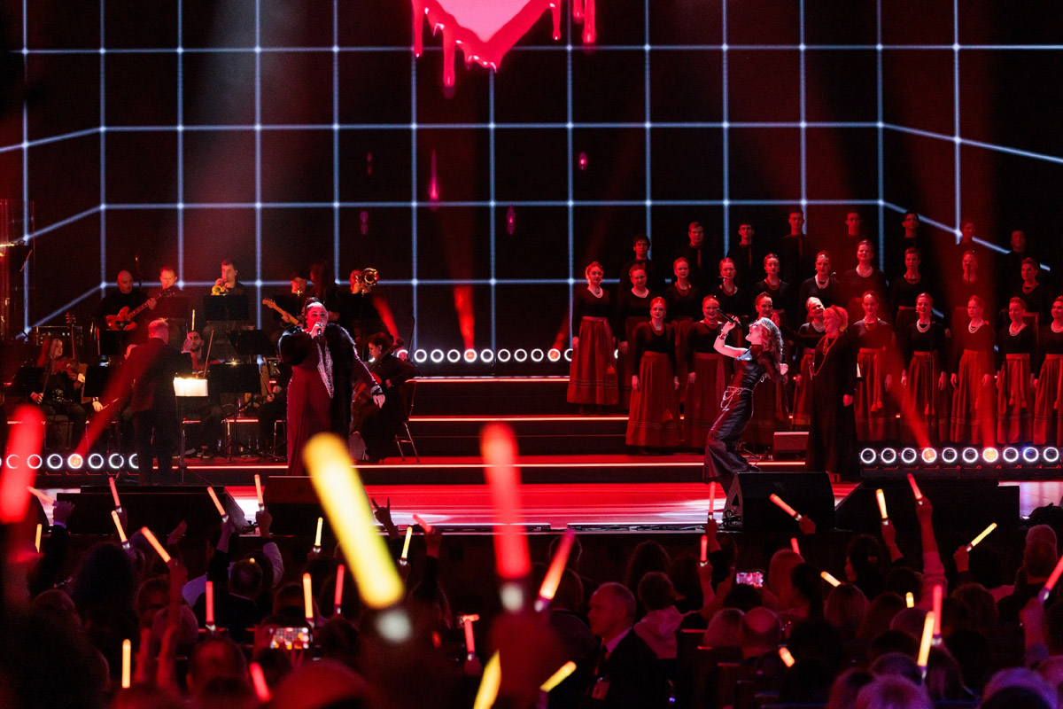 Гала-концерт в Москве популярного вокального шоу «Ну-ка, все вместе!» открыла «русская народная мафия» из Владимира. Так Сергей Лазарев назвал коллектив областного музыкального колледжа имени А. П. Бородина. Наши ребята не только исполнили свою песню, но и сопровождали остальных участников первого отделения: звездных экспертов и лучших артистов сольных сезонов. Как это было — читайте в нашей статье.