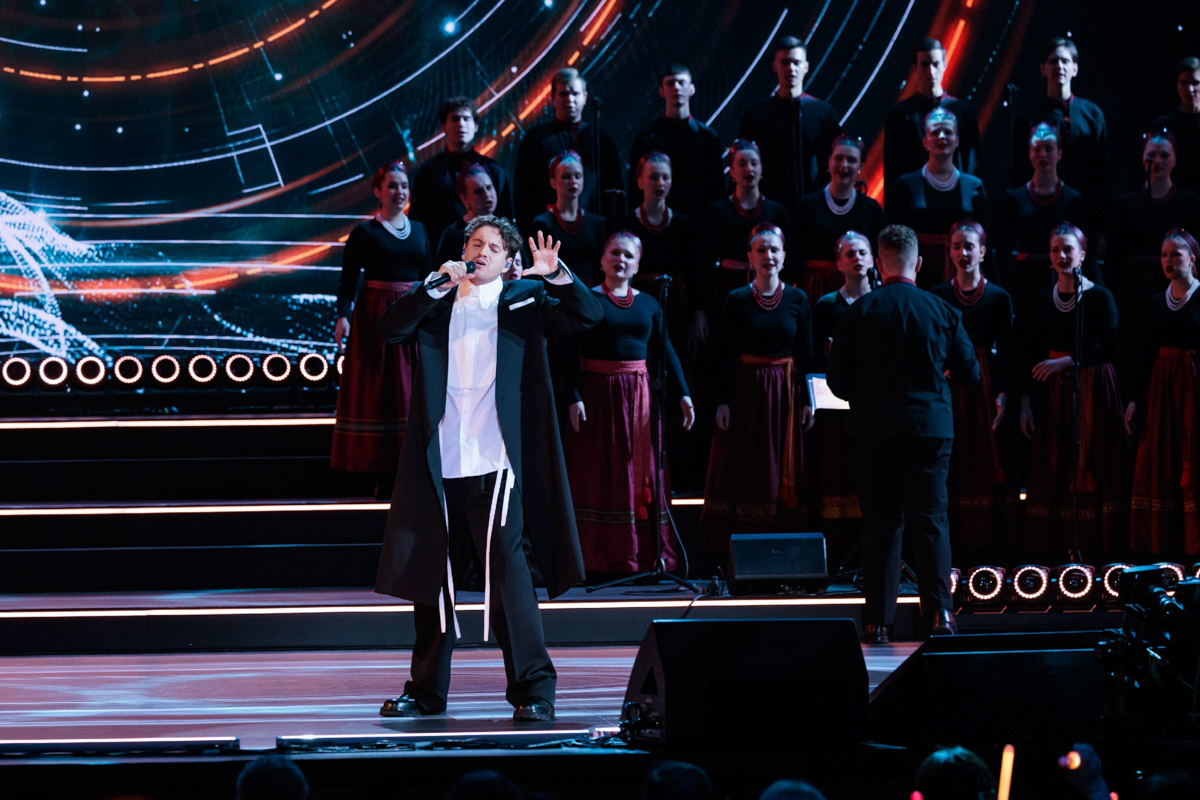 Гала-концерт в Москве популярного вокального шоу «Ну-ка, все вместе!» открыла «русская народная мафия» из Владимира. Так Сергей Лазарев назвал коллектив областного музыкального колледжа имени А. П. Бородина. Наши ребята не только исполнили свою песню, но и сопровождали остальных участников первого отделения: звездных экспертов и лучших артистов сольных сезонов. Как это было — читайте в нашей статье.