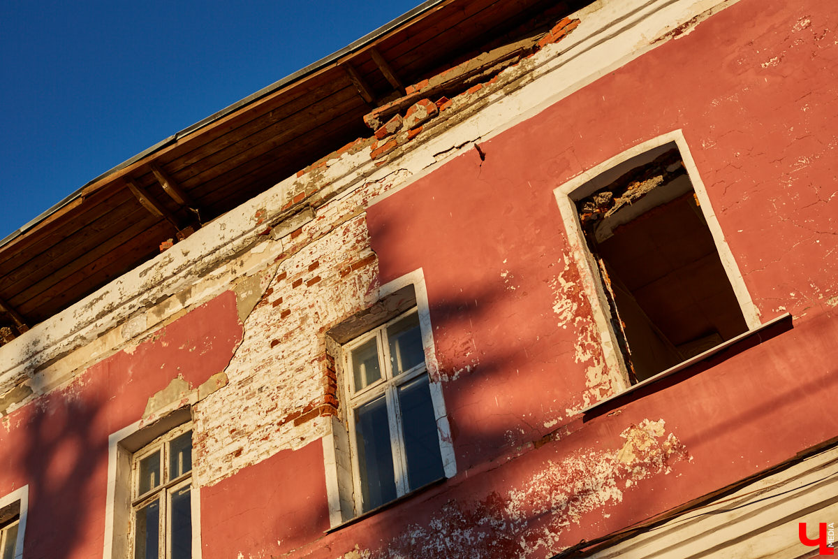 На продажу выставлено несколько важных архитектурных объектов города. Мимо большинства из них владимирцы проходят чуть ли не ежедневно. Так как смена владельца способна навсегда изменить судьбу и предназначение зданий, «Ключ-Медиа» решил привлечь к ним внимание.