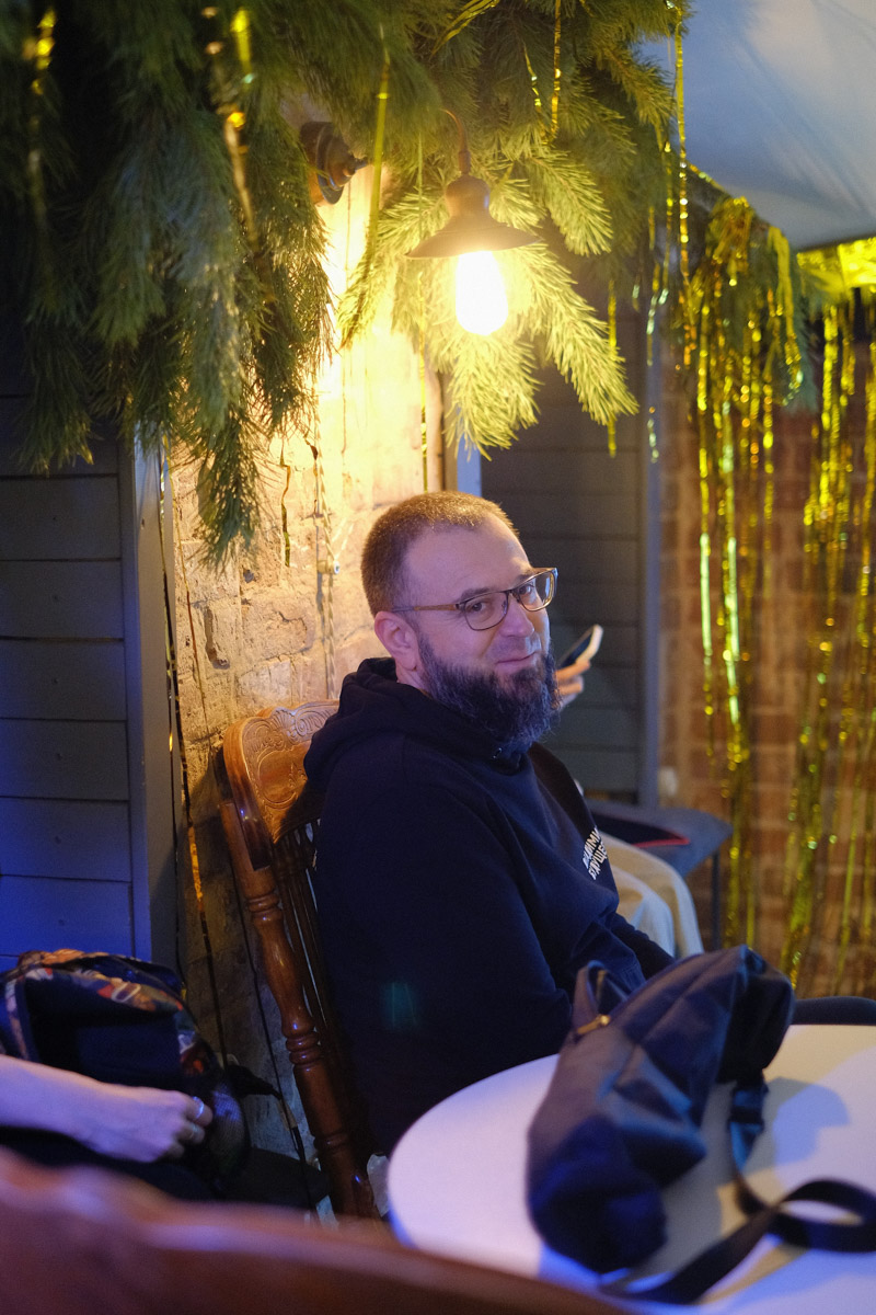 Формула «просто о сложном» актуальна как никогда. Люди сильнее тянутся к знаниям, если преподносить их в неформальной обстановке и доступным языком. Именно этим и занимались краеведы в стенах «Флигеля» на встрече «Один артефакт: истории о приключениях вещей».