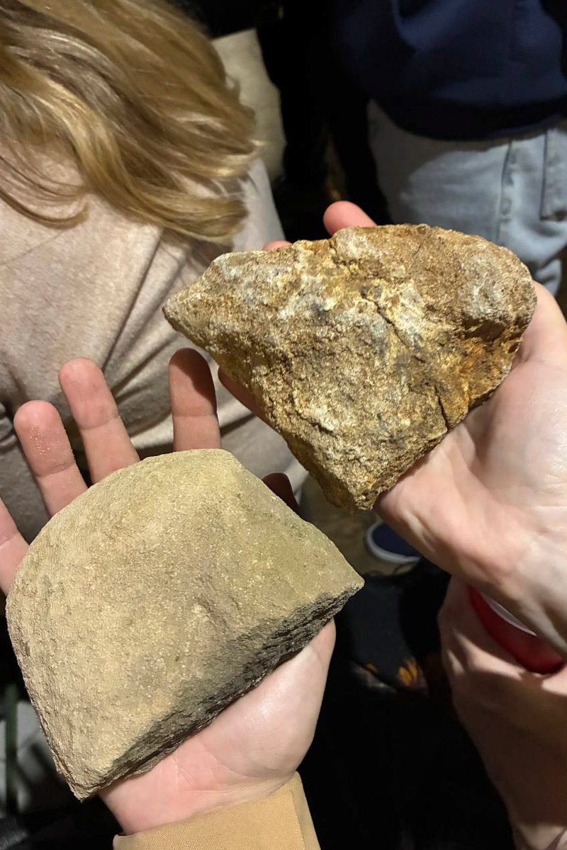 Формула «просто о сложном» актуальна как никогда. Люди сильнее тянутся к знаниям, если преподносить их в неформальной обстановке и доступным языком. Именно этим и занимались краеведы в стенах «Флигеля» на встрече «Один артефакт: истории о приключениях вещей».