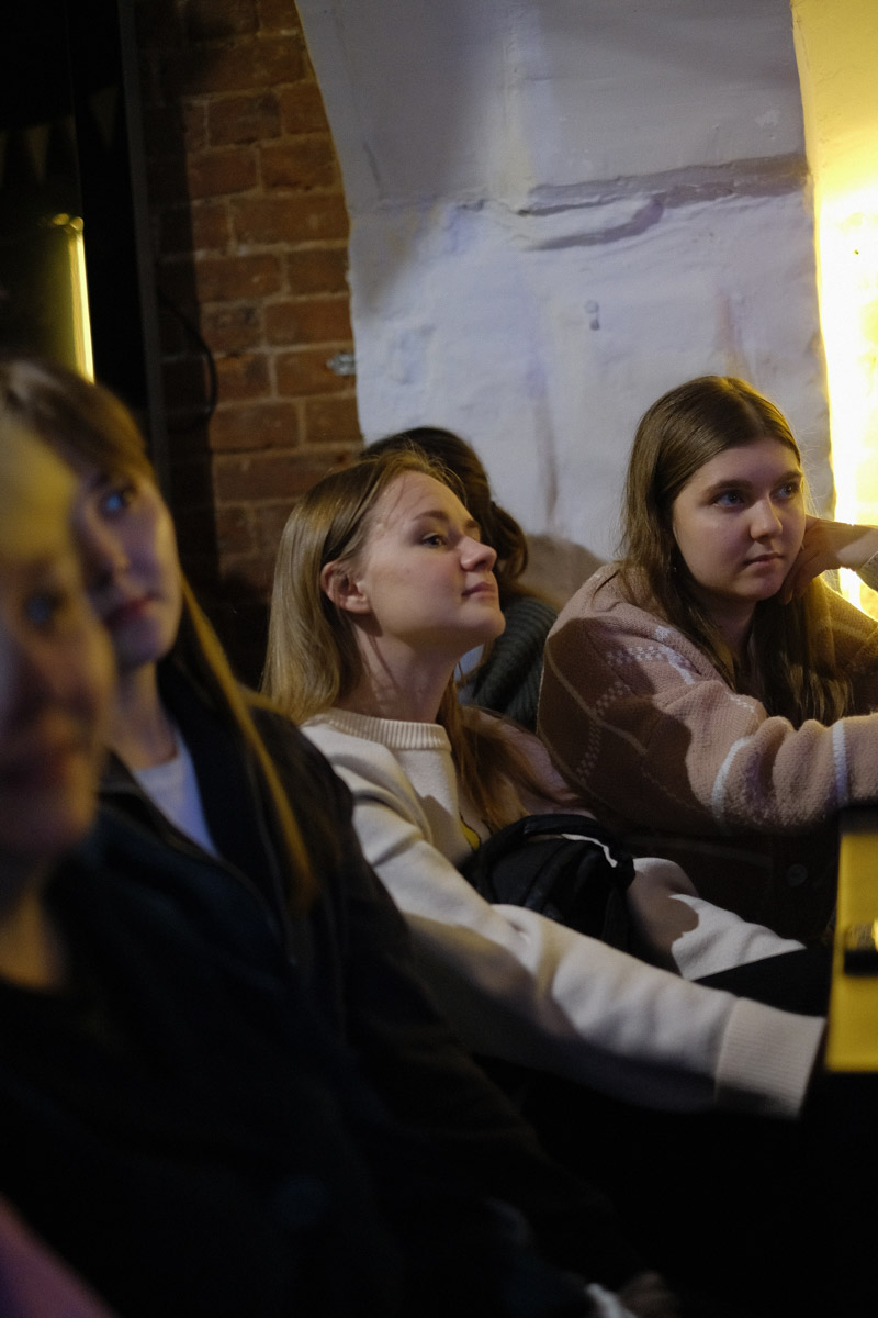 Формула «просто о сложном» актуальна как никогда. Люди сильнее тянутся к знаниям, если преподносить их в неформальной обстановке и доступным языком. Именно этим и занимались краеведы в стенах «Флигеля» на встрече «Один артефакт: истории о приключениях вещей».