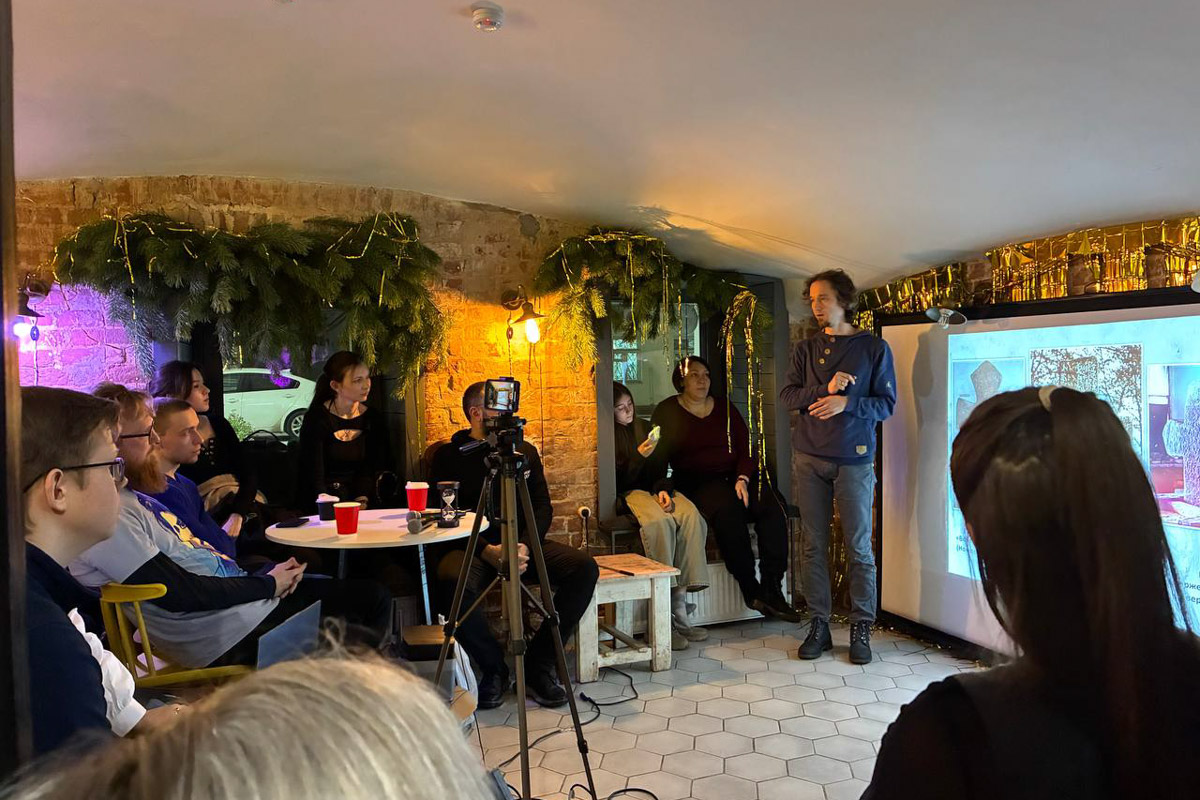 Формула «просто о сложном» актуальна как никогда. Люди сильнее тянутся к знаниям, если преподносить их в неформальной обстановке и доступным языком. Именно этим и занимались краеведы в стенах «Флигеля» на встрече «Один артефакт: истории о приключениях вещей».